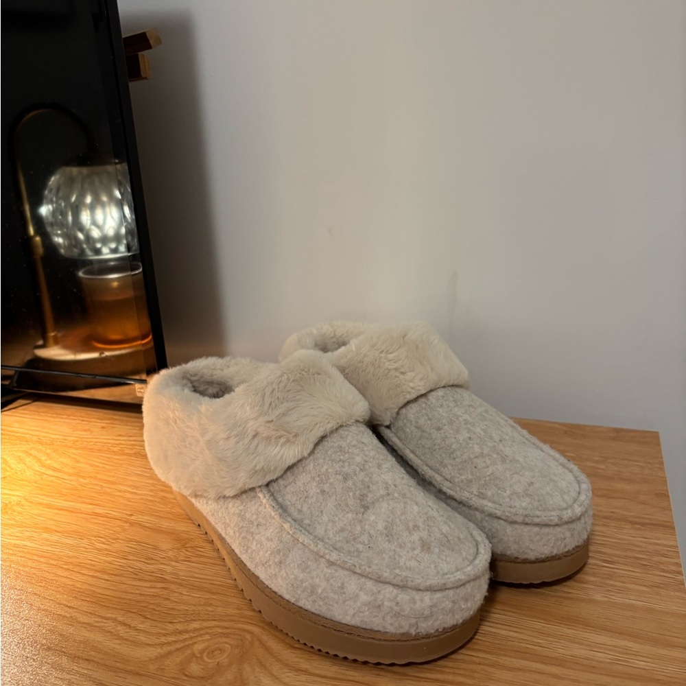 Dearfoams Women's Cream Slippers
